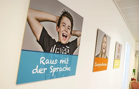 Wandbilder mit glücklichen Schülern