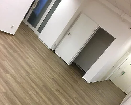 Leerer Flur mit offenen Türen.