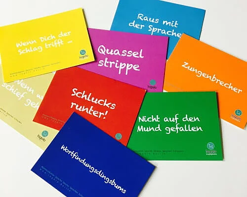 Lernkarten gemischt auf einem Tisch