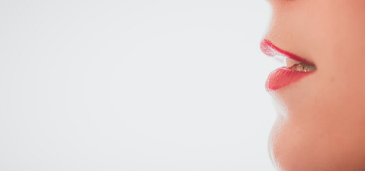 Ein Frauengeseicht welches zur linken Seite schaut.