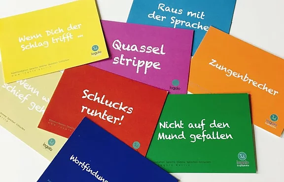 Lernkarten auf einem Tisch vermischt