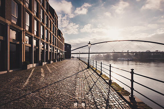 Sadie: Farbig. Ein Bild mit Wasser und Brücke im Hintergrund.