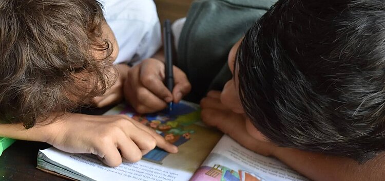Logopädische Übung mit zwei Kindern.