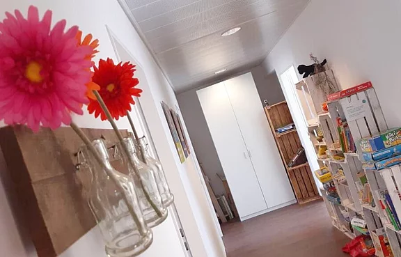 dekorierter Flur mit einem Schrank