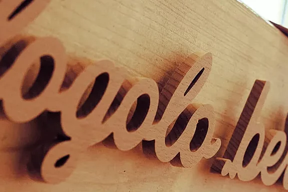 logolo Logo aus Holz